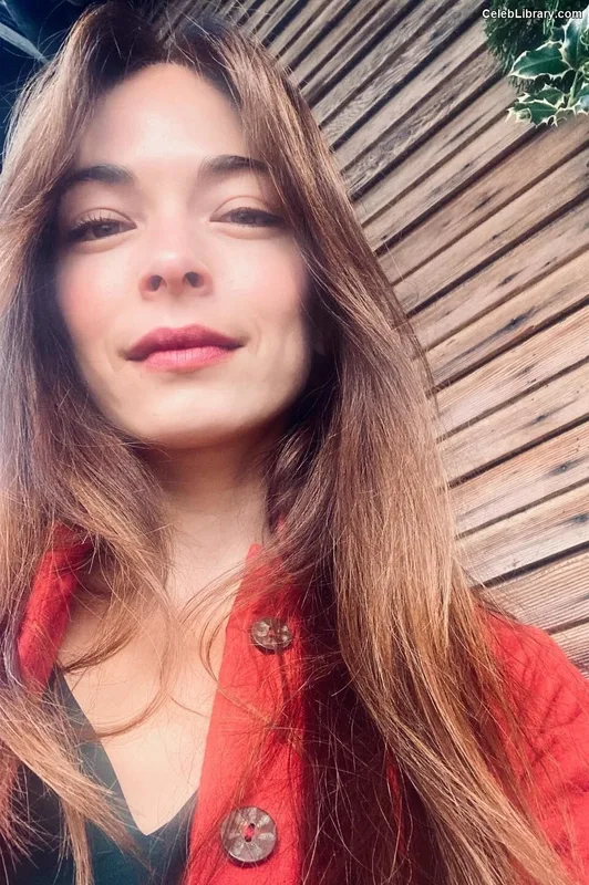 Kristin Kreuk photo 2 of 60