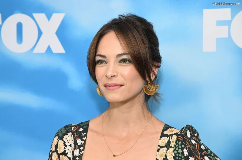 Kristin Kreuk photo 17 of 60