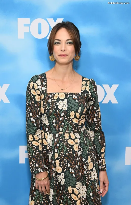Kristin Kreuk photo 23 of 60