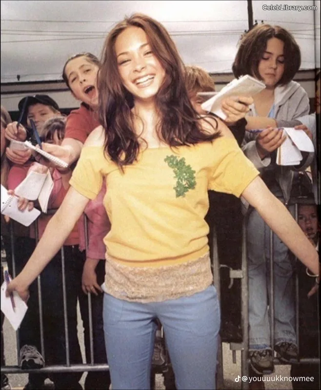Kristin Kreuk photo 6 of 60