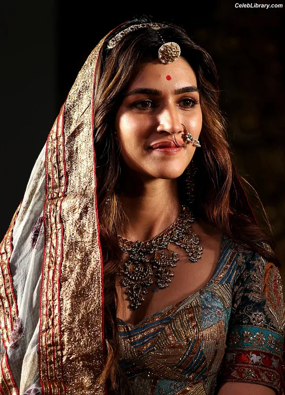 Kriti Sanon photo 8 of 275