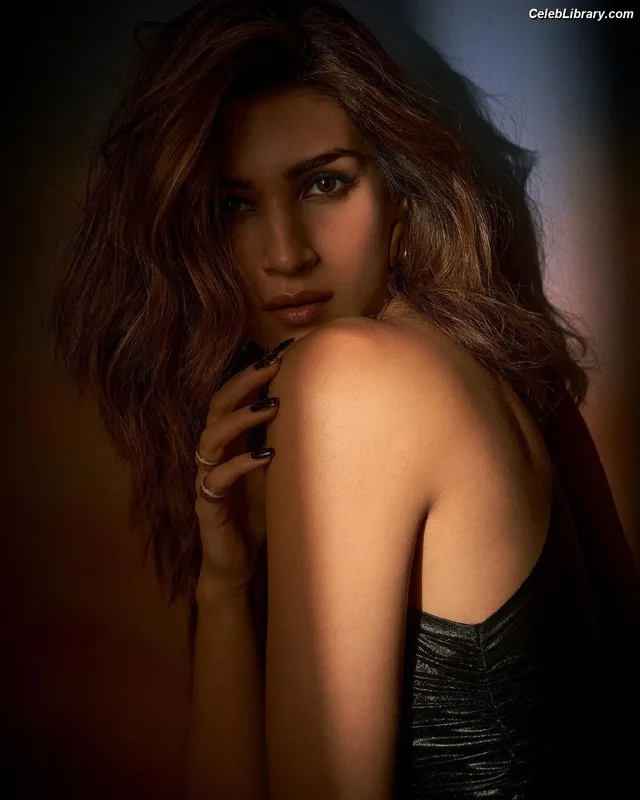 Kriti Sanon photo 8 of 275