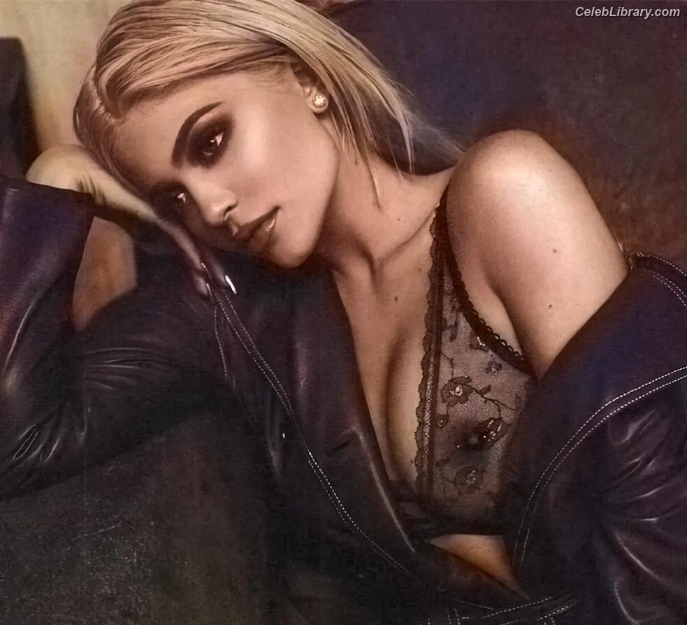 Kylie Jenner photo 22 of 4070