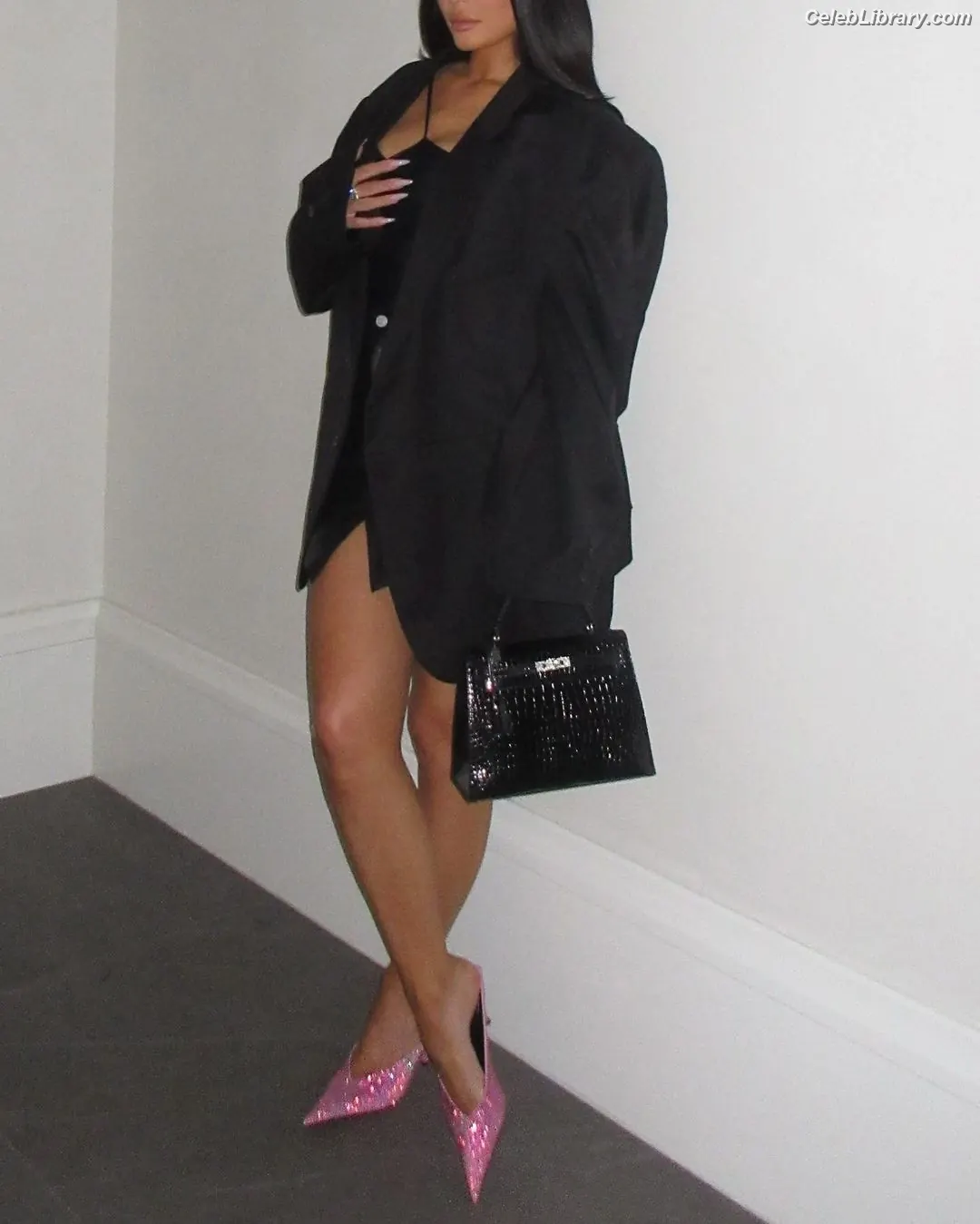 Kylie Jenner photo 10 of 4070