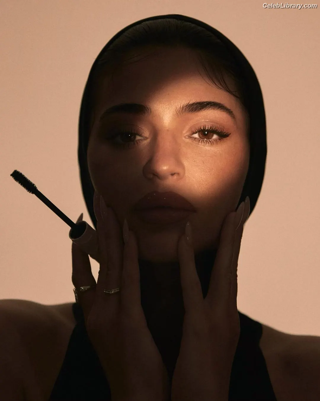 Kylie Jenner photo 12 of 4070