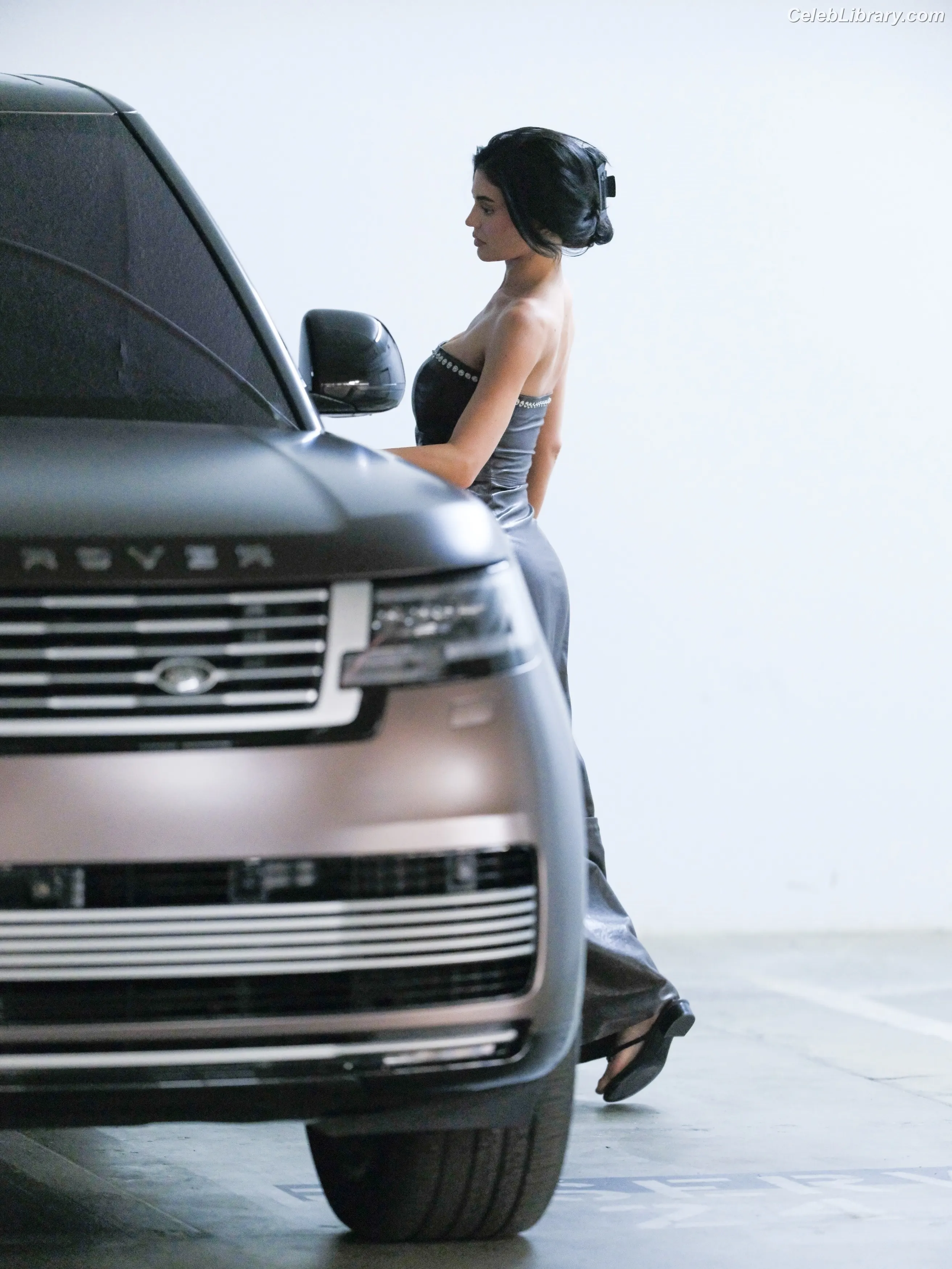 Kylie Jenner photo 2 of 4070