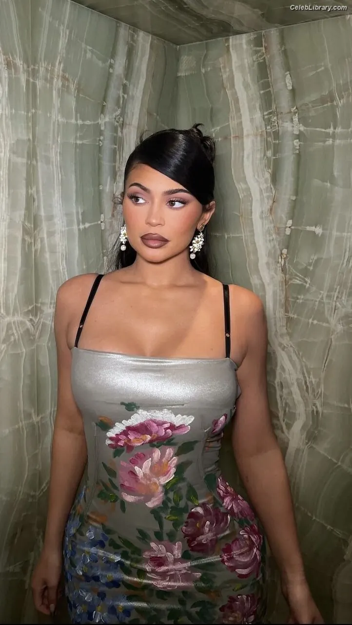 Kylie Jenner photo 8 of 4070