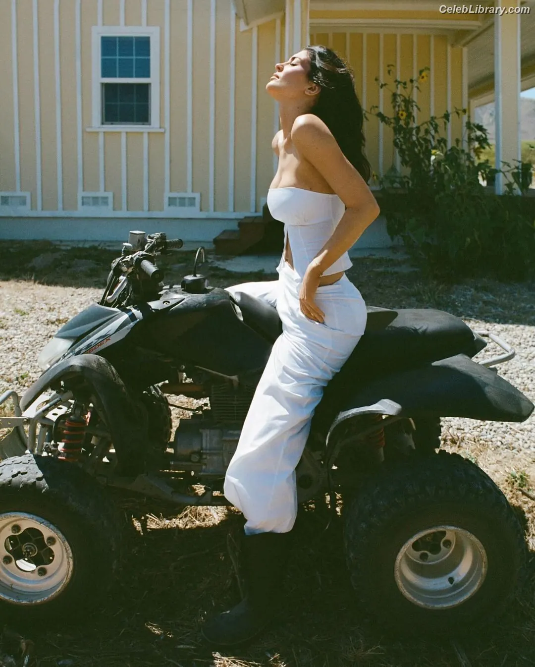 Kylie Jenner photo 20 of 4070