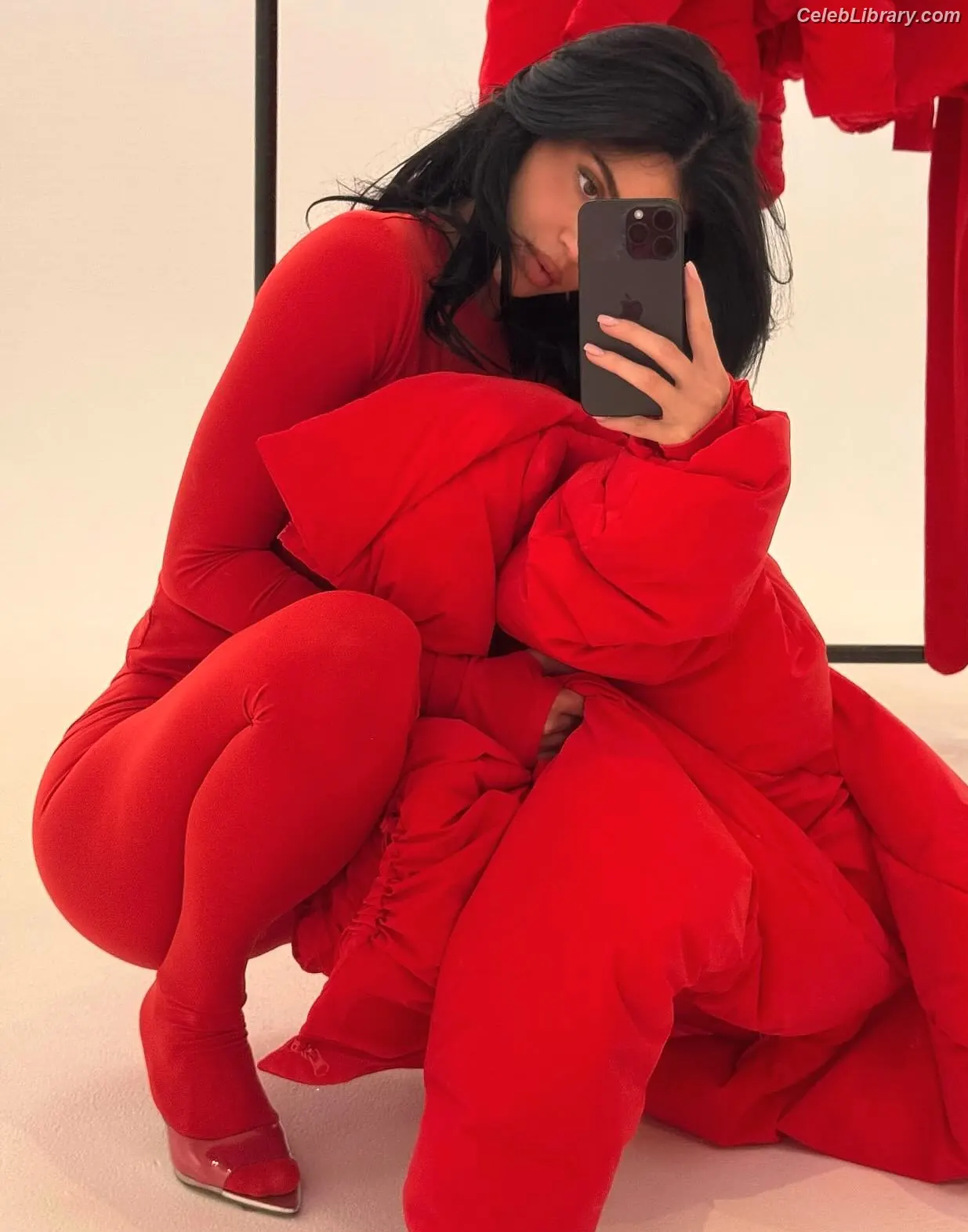 Kylie Jenner photo 12 of 4070