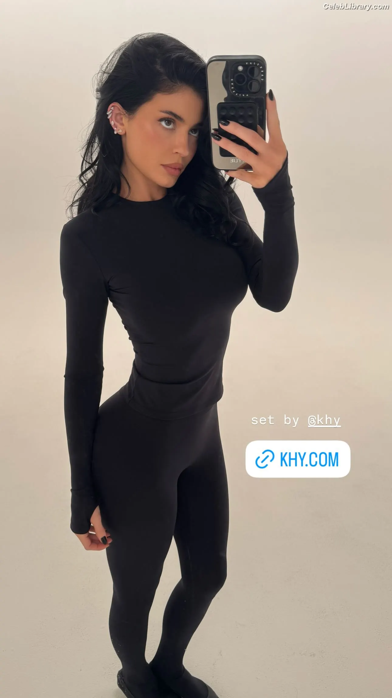 Kylie Jenner photo 22 of 4070