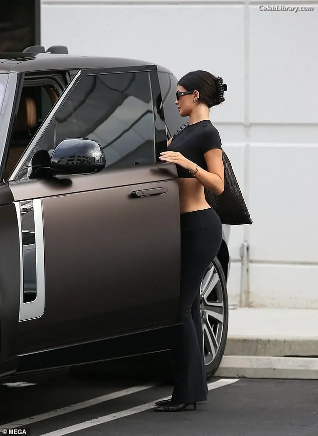 Kylie Jenner photo 8 of 4070