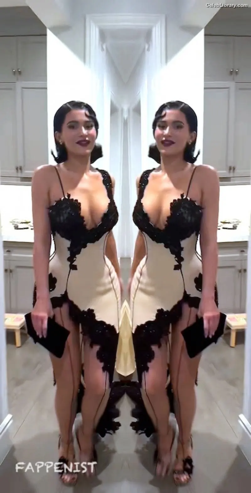 Kylie Jenner photo 1 of 4070