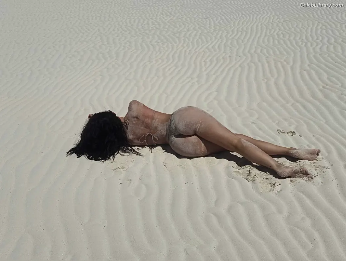 Kylie Jenner photo 3 of 4070