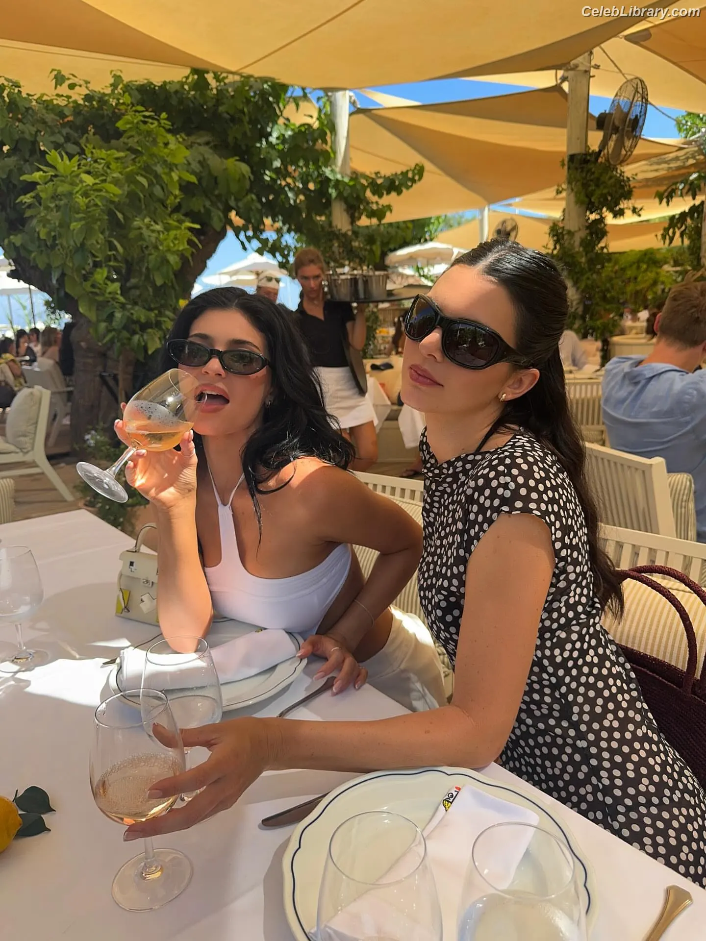 Kylie Jenner photo 20 of 4070