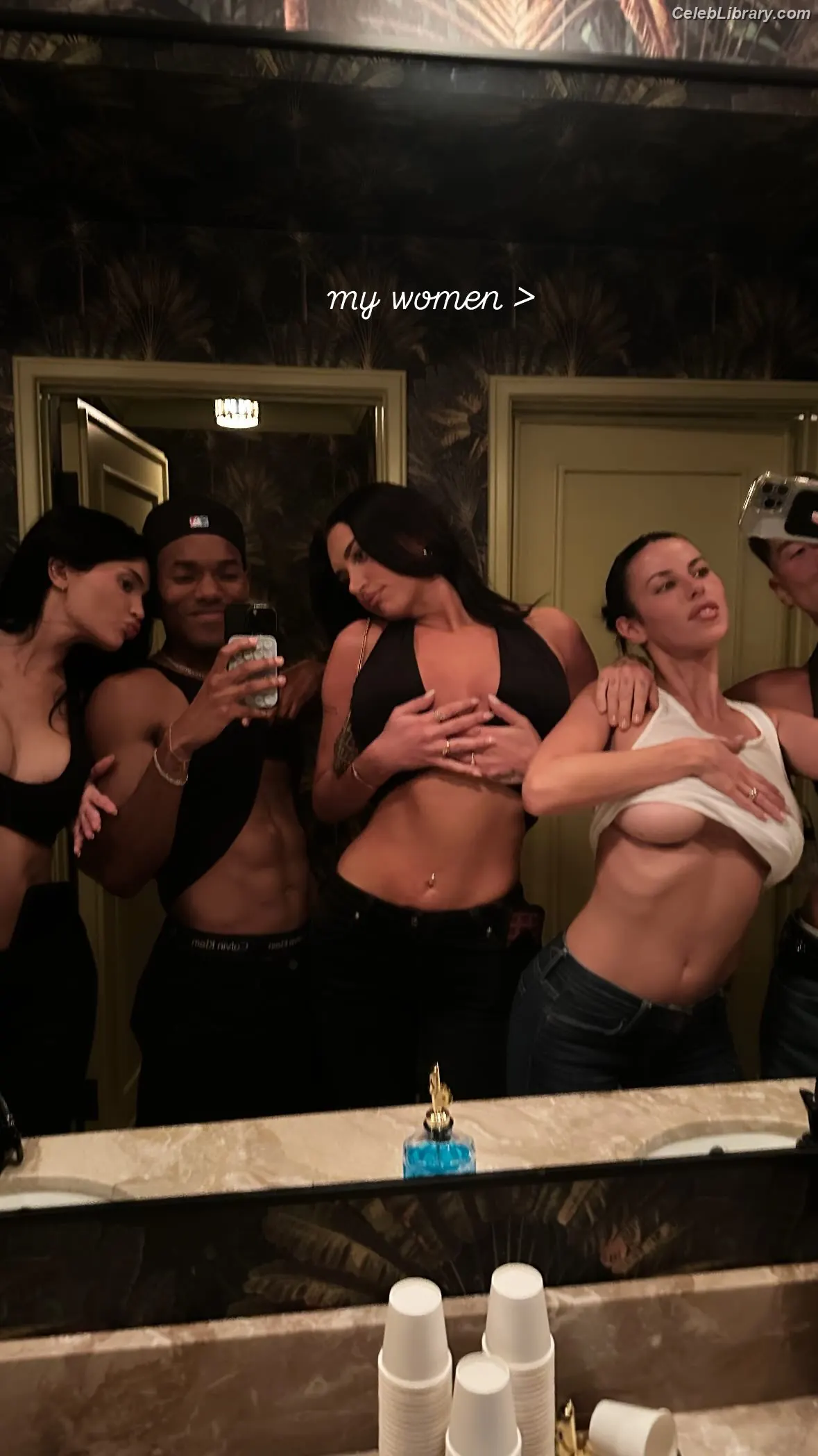 Kylie Jenner photo 1 of 4070