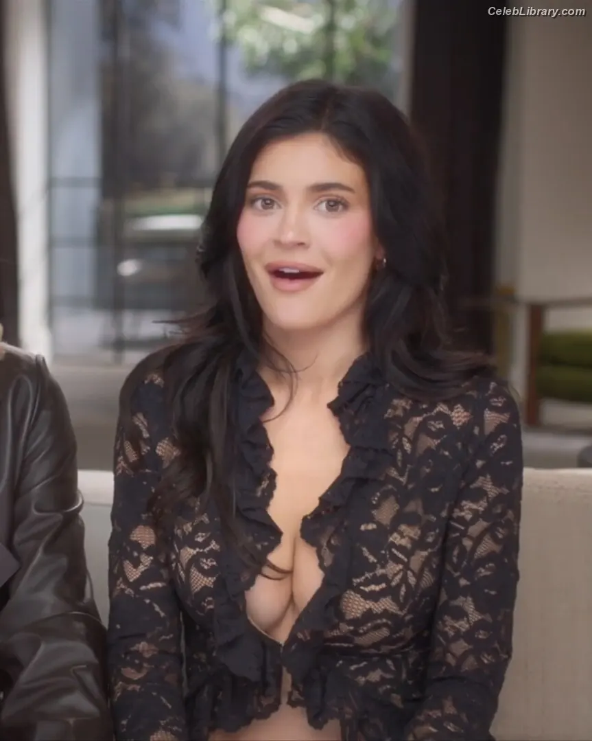 Kylie Jenner photo 10 of 4070