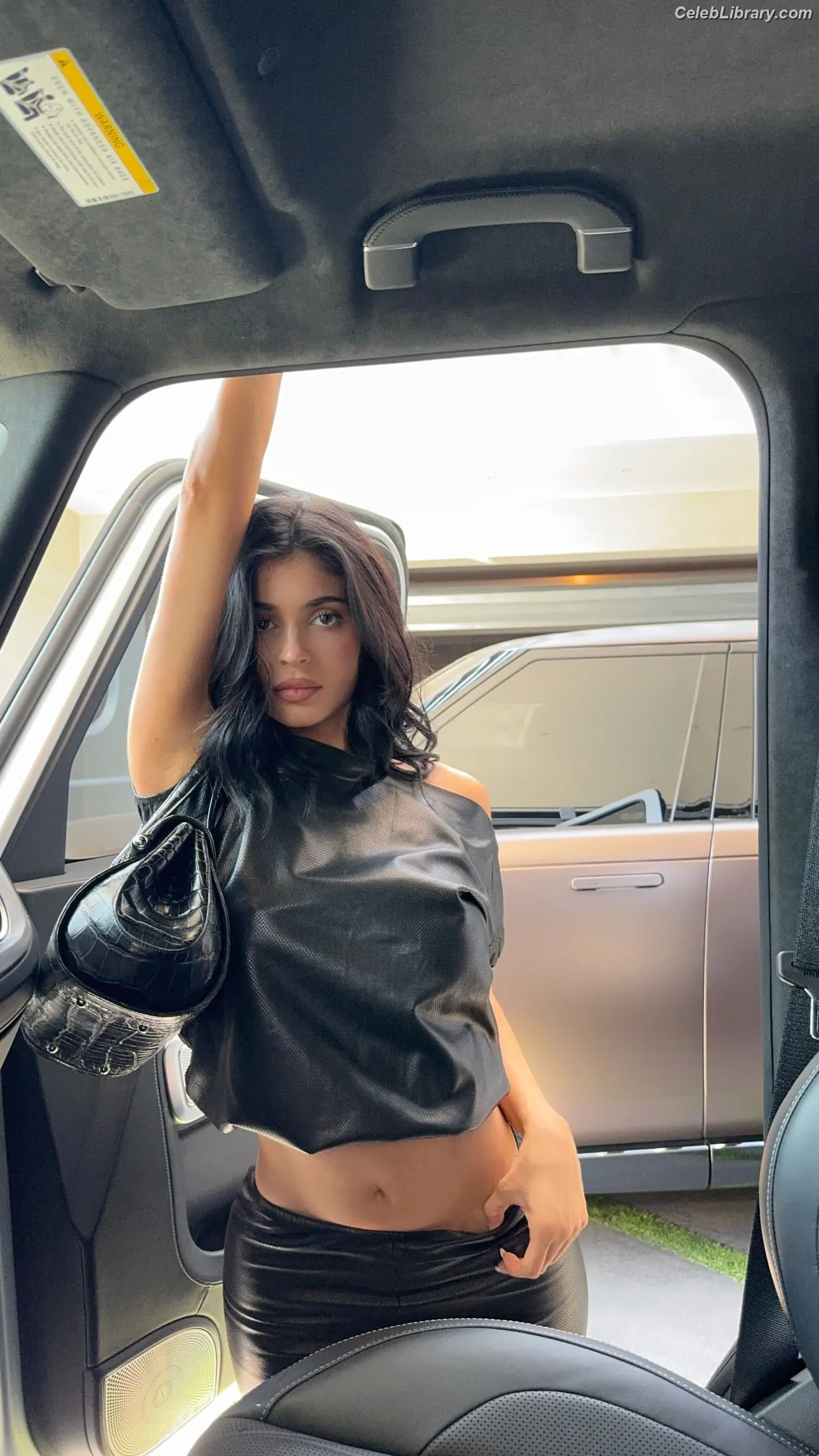 Kylie Jenner photo 21 of 4070