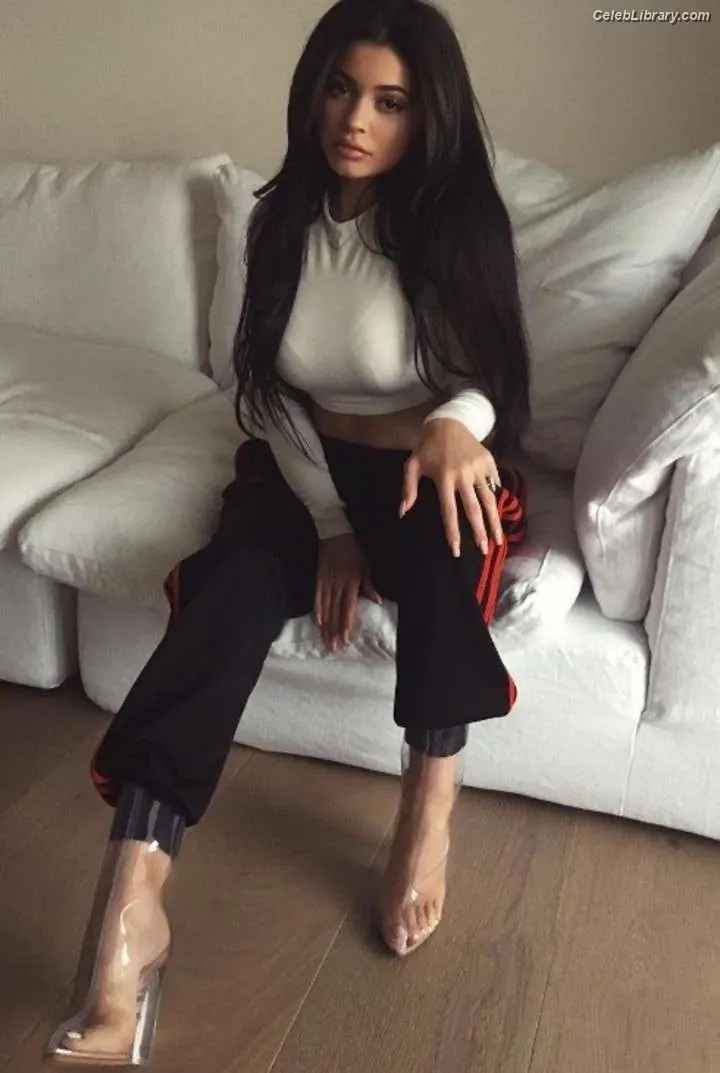 Kylie Jenner photo 22 of 4070