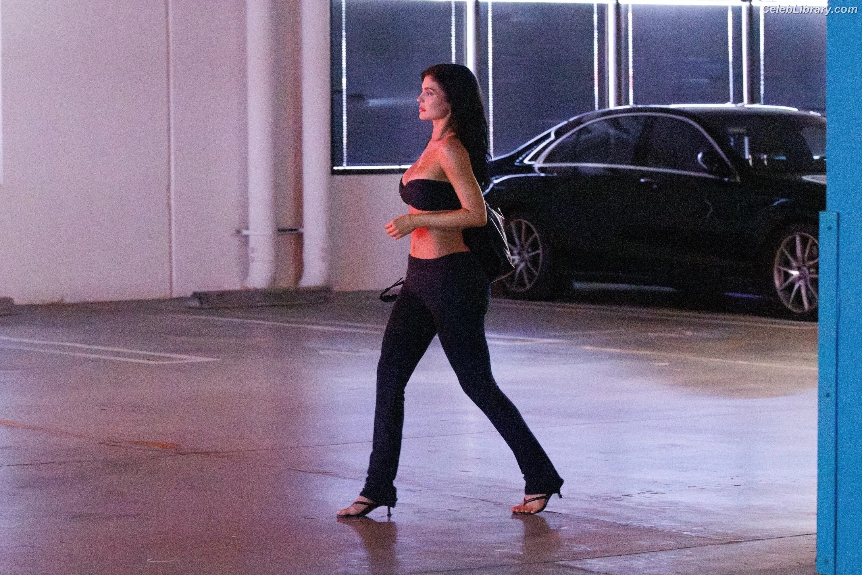Kylie Jenner photo 1 of 4070