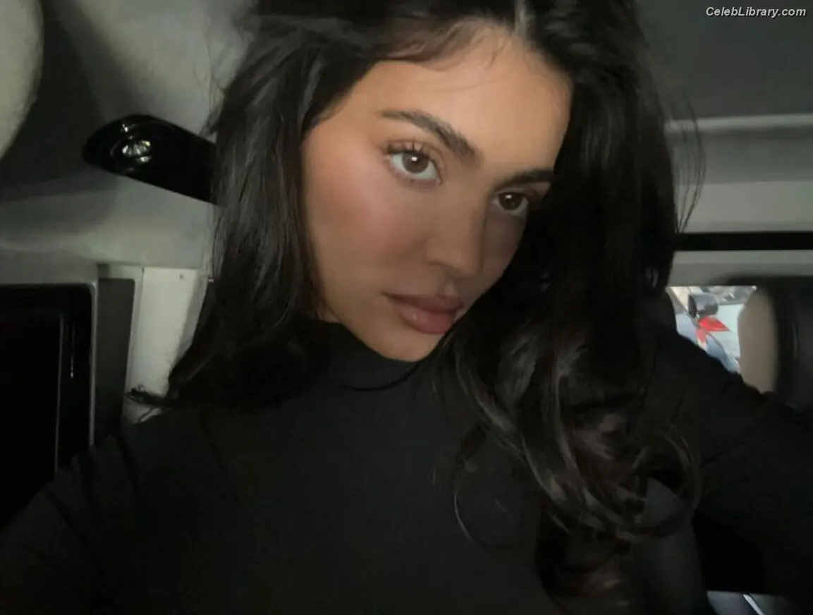 Kylie Jenner photo 20 of 4070
