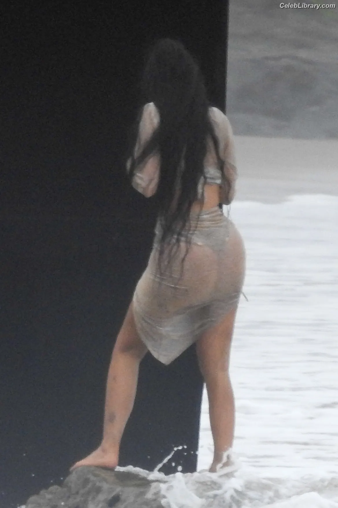 Kylie Jenner photo 19 of 4070
