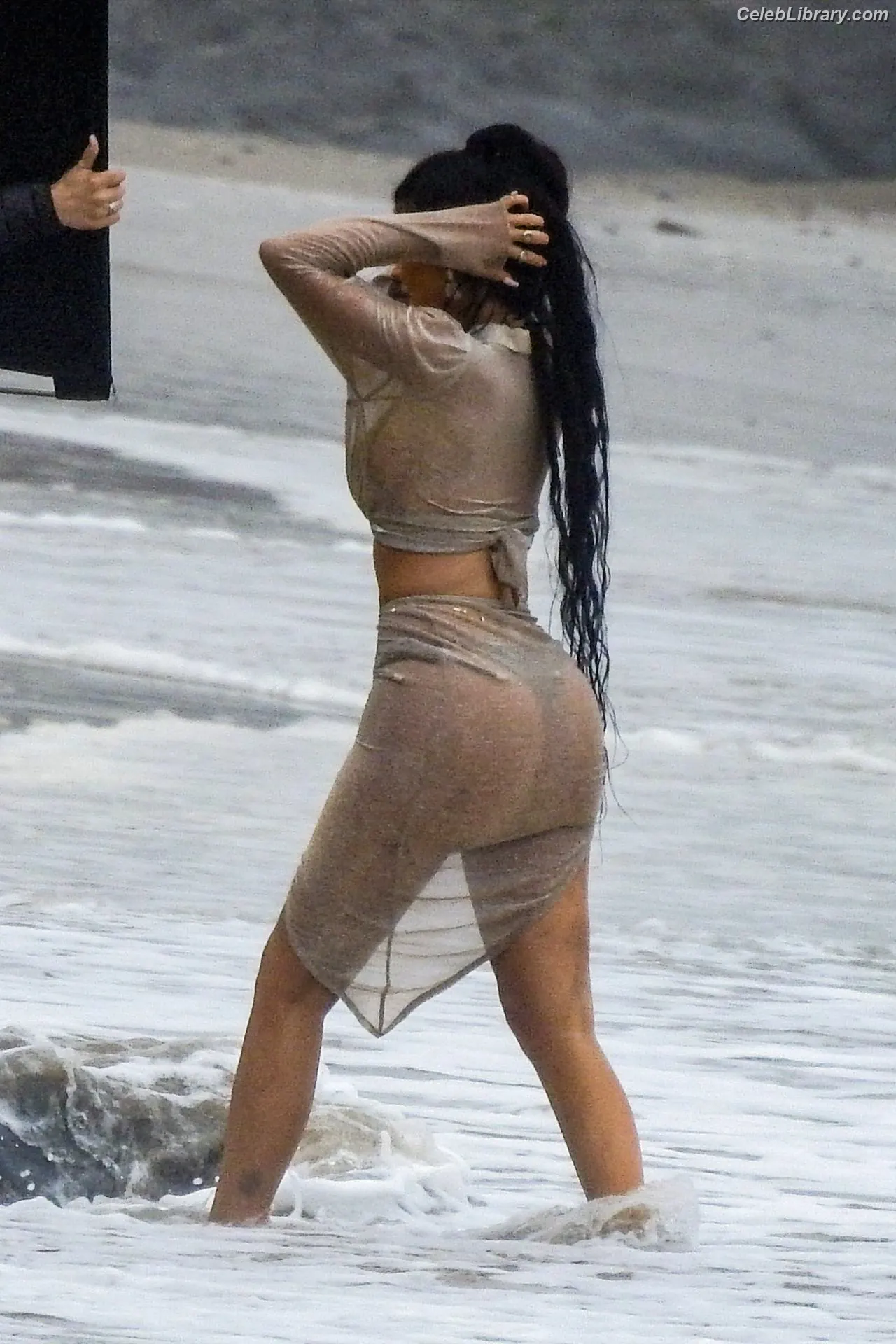 Kylie Jenner photo 6 of 4070