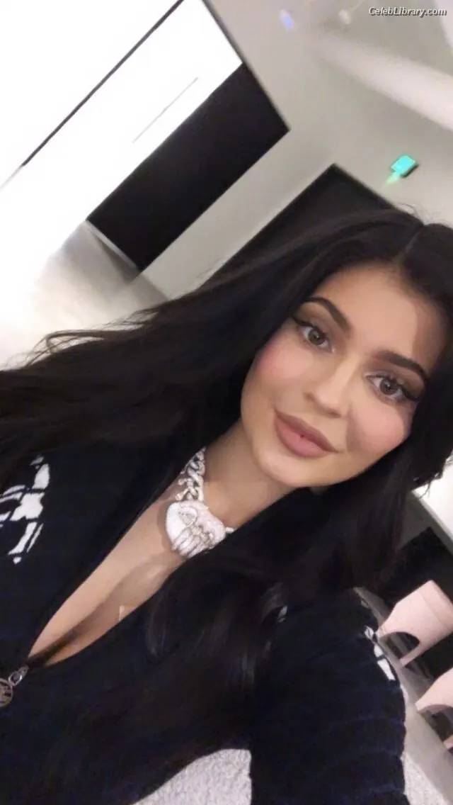 Kylie Jenner photo 8 of 4070