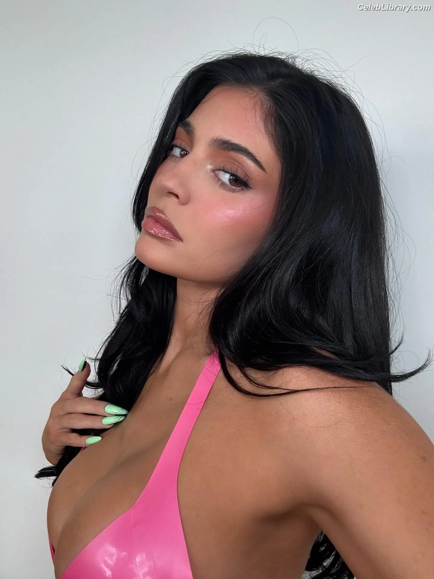 Kylie Jenner photo 17 of 4070