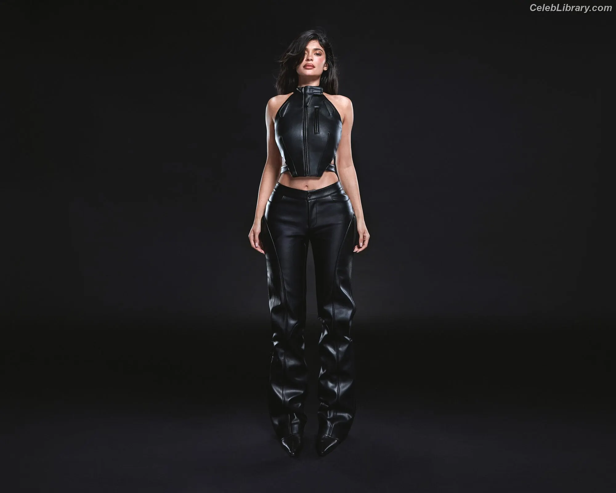 Kylie Jenner photo 8 of 4070