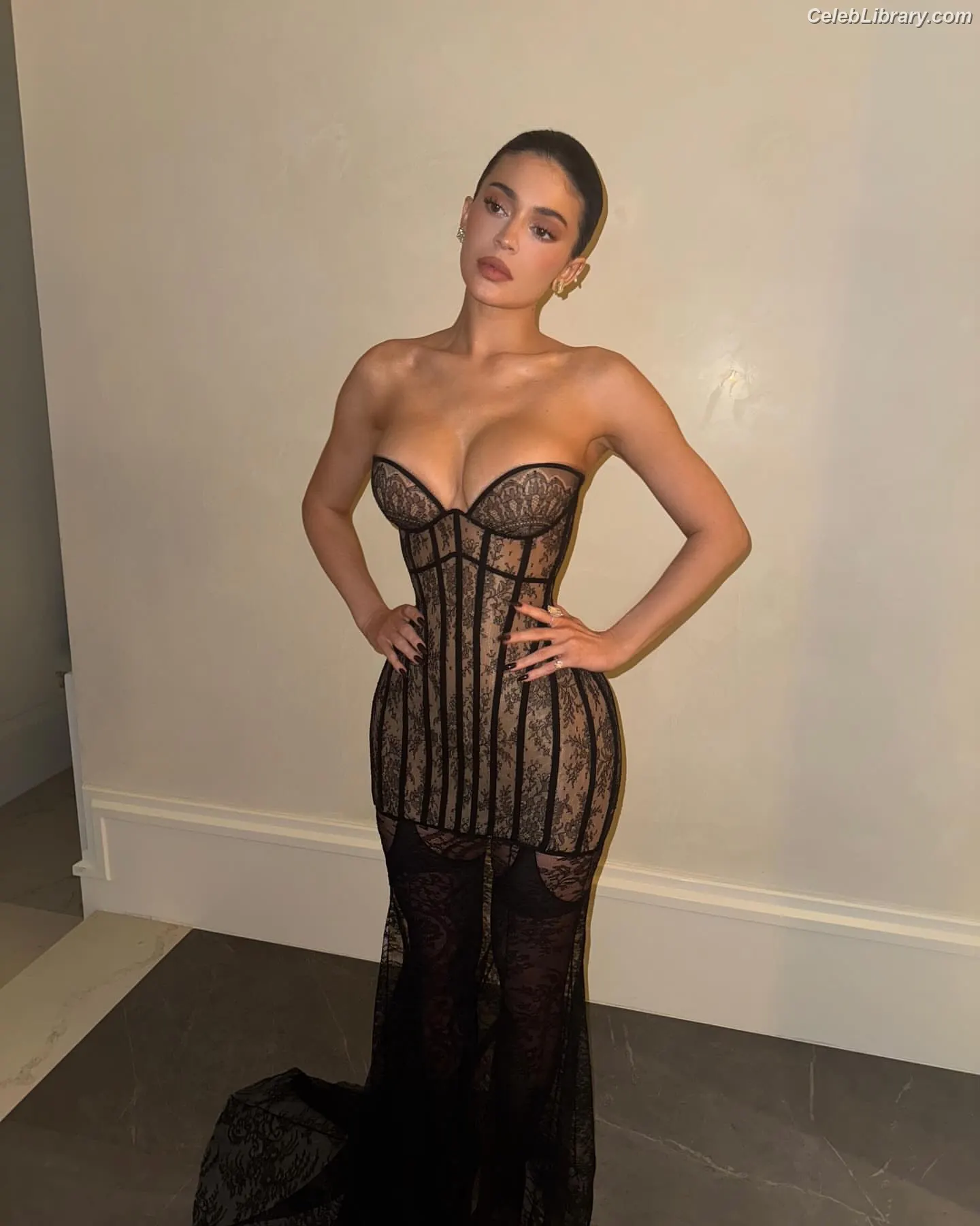 Kylie Jenner photo 15 of 4070