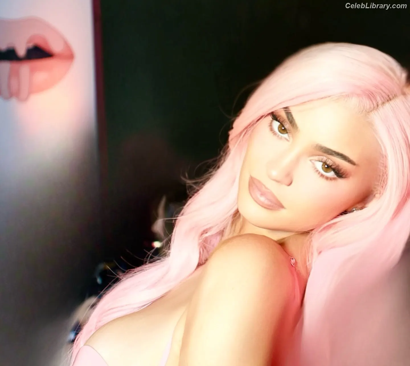 Kylie Jenner photo 23 of 4070