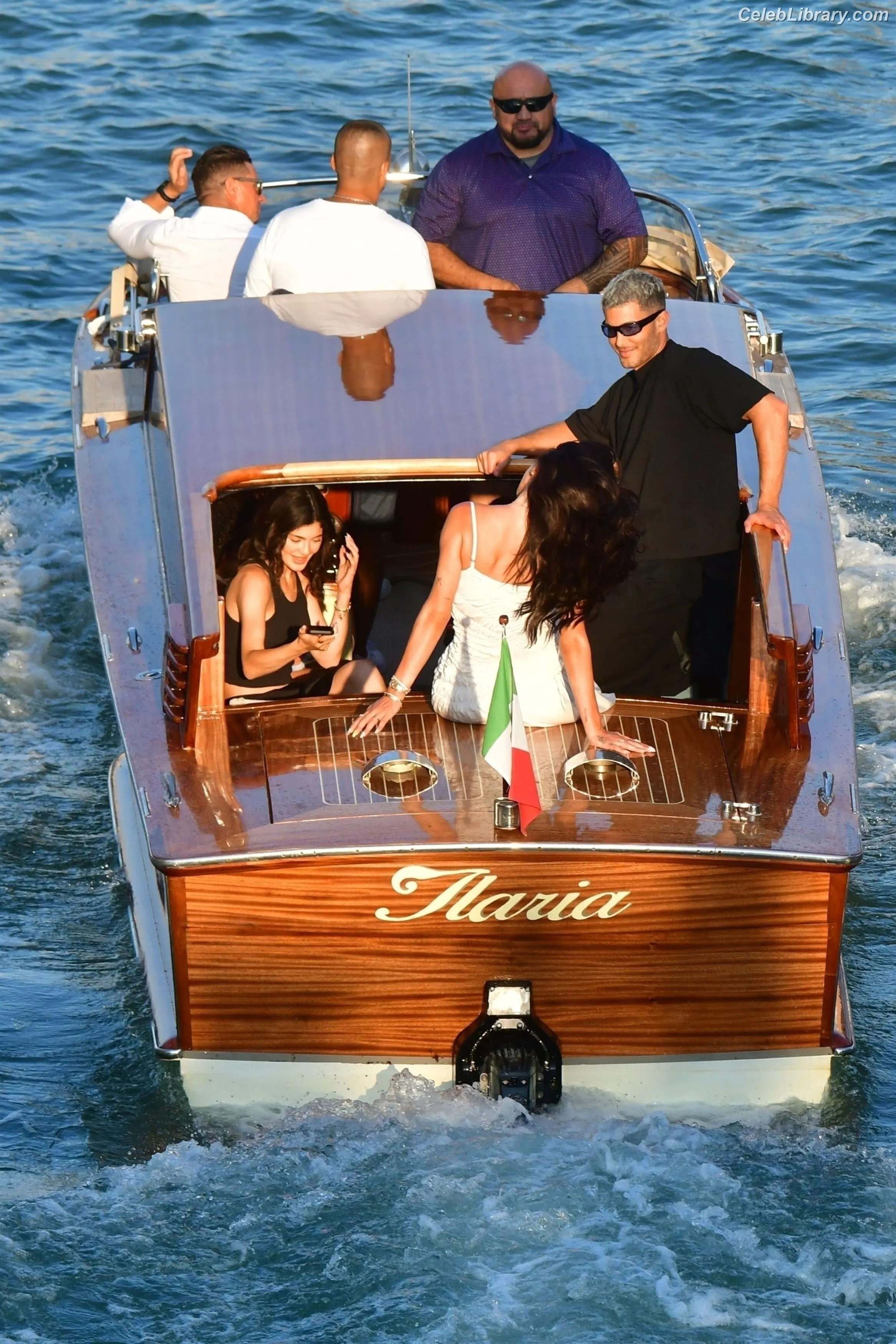 Kylie Jenner photo 2 of 4070