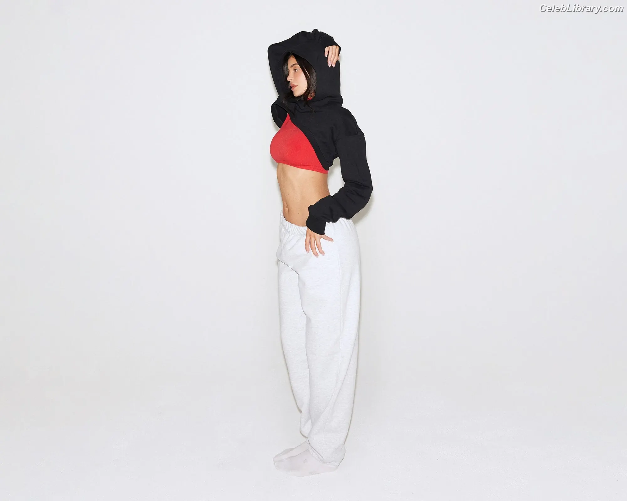 Kylie Jenner photo 22 of 4070