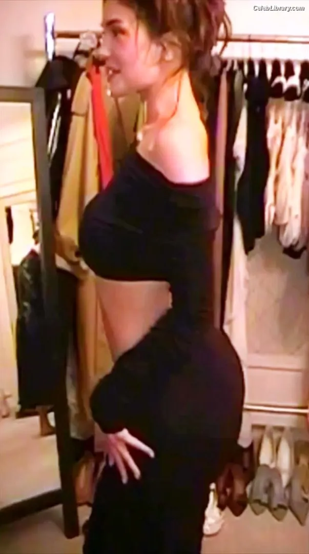 Kylie Jenner photo 7 of 4070