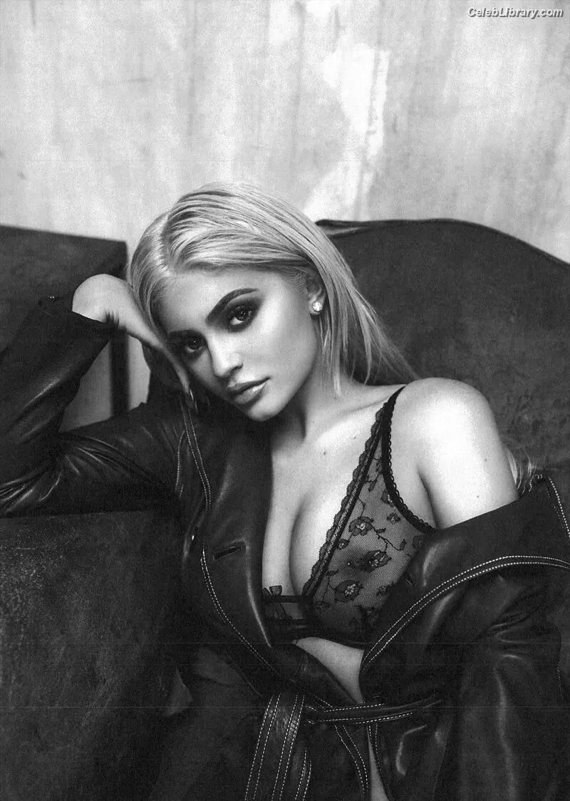 Kylie Jenner photo 5 of 4070