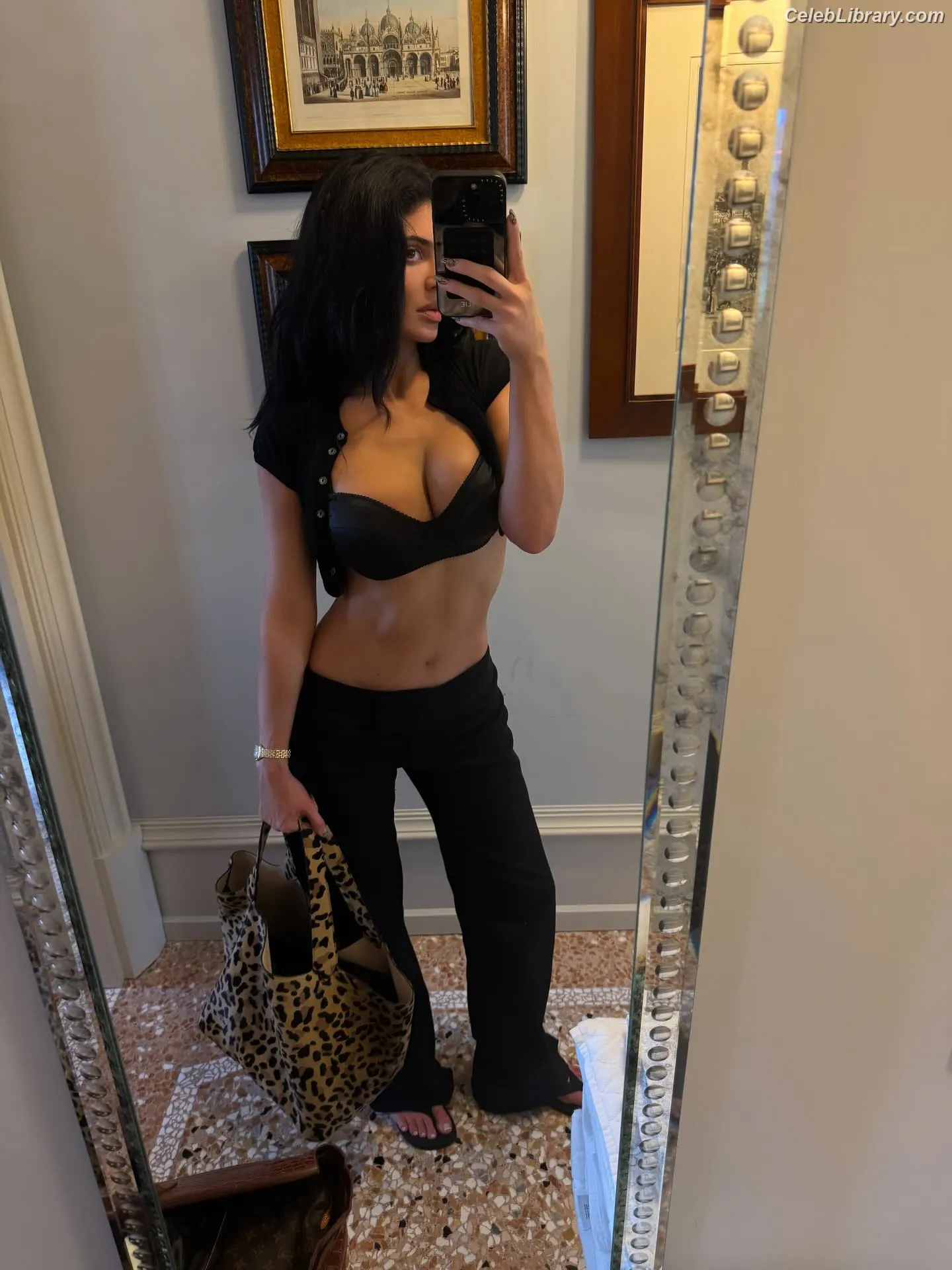 Kylie Jenner photo 22 of 4070