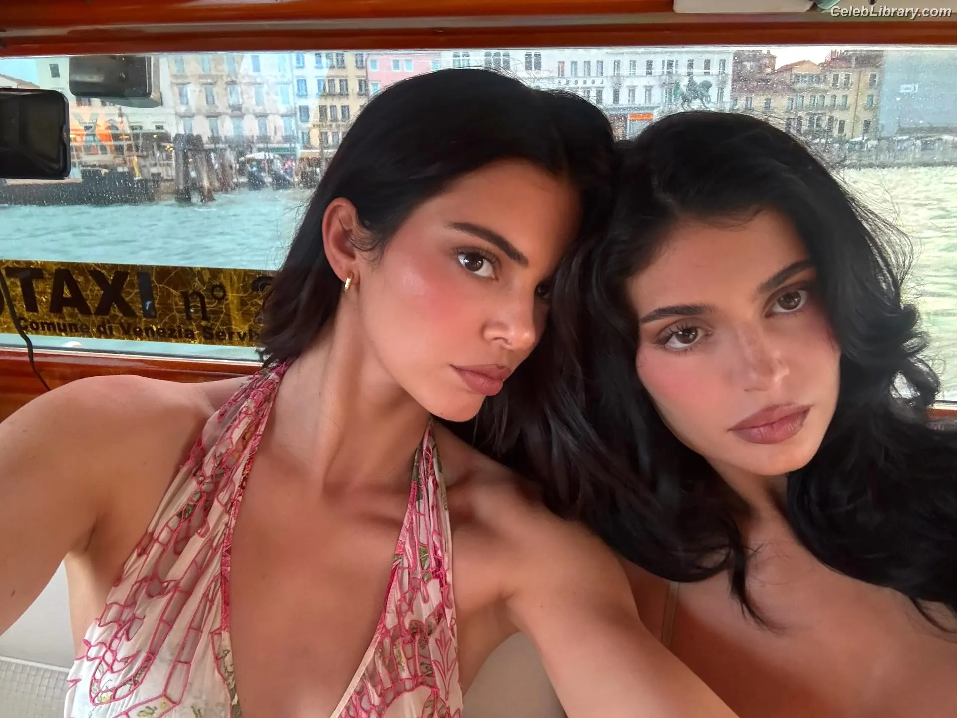 Kylie Jenner photo 23 of 4070