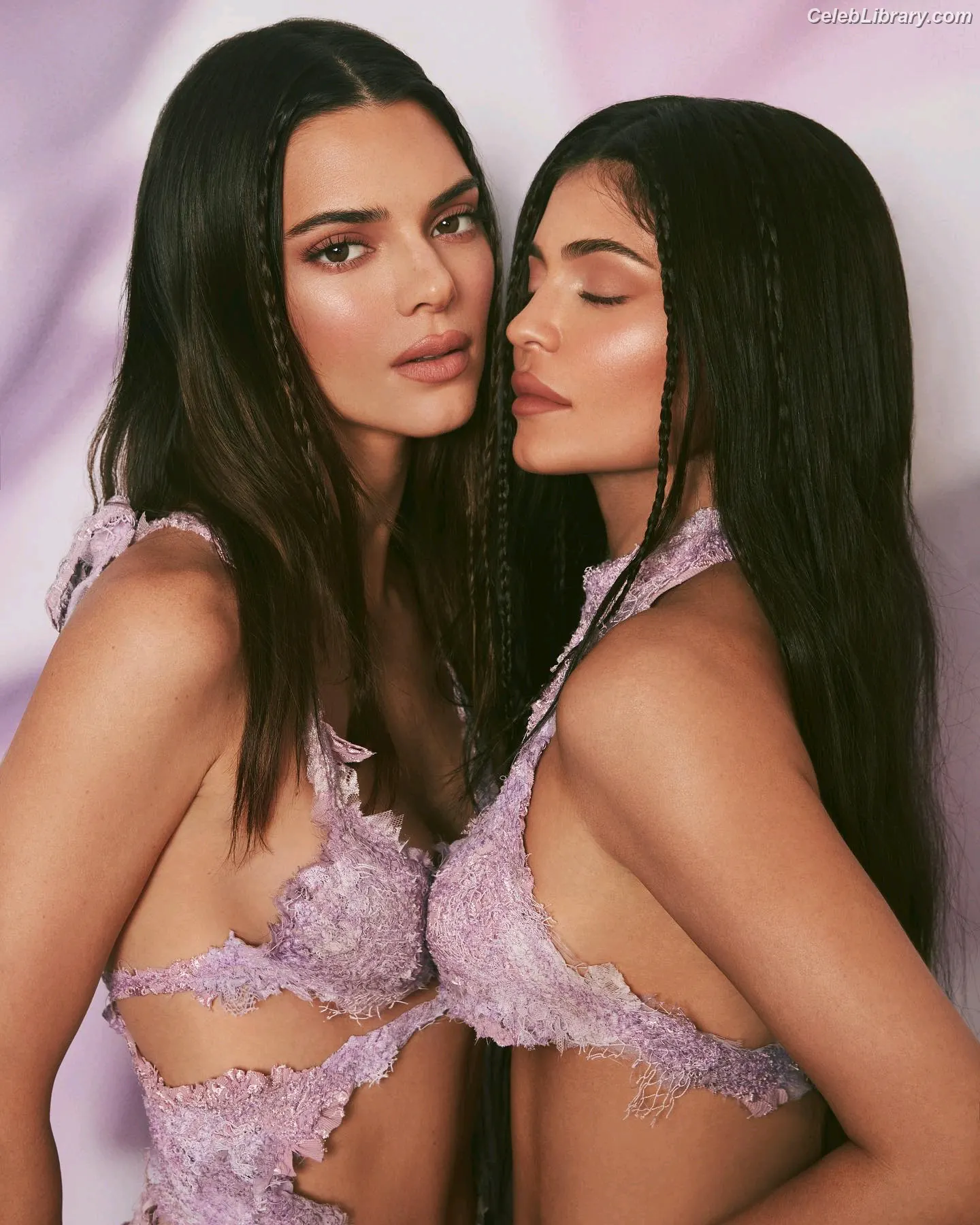 Kylie Jenner photo 15 of 4070
