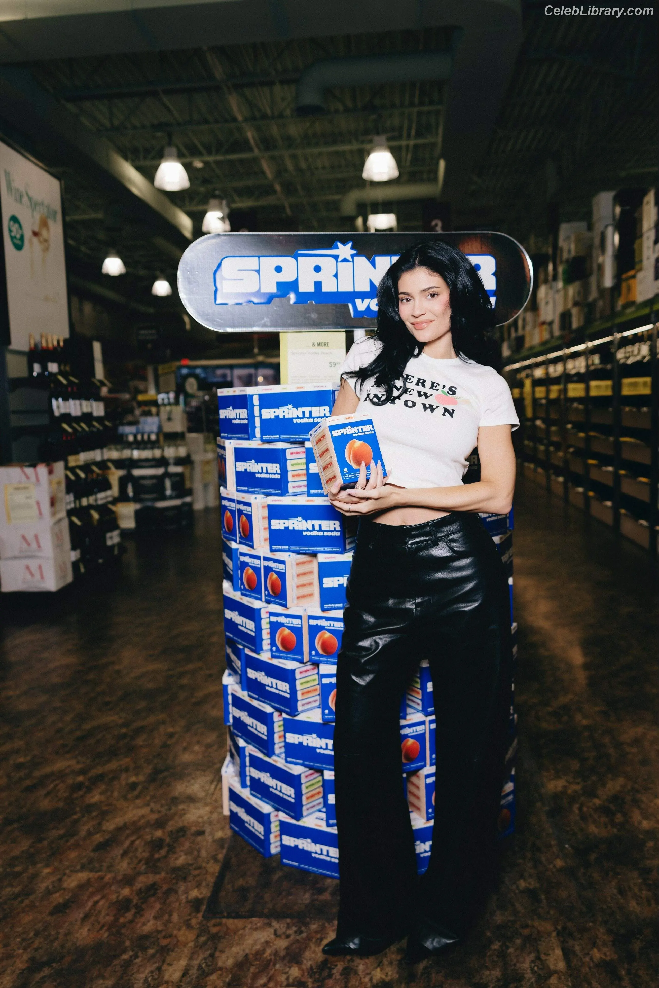 Kylie Jenner photo 21 of 4070