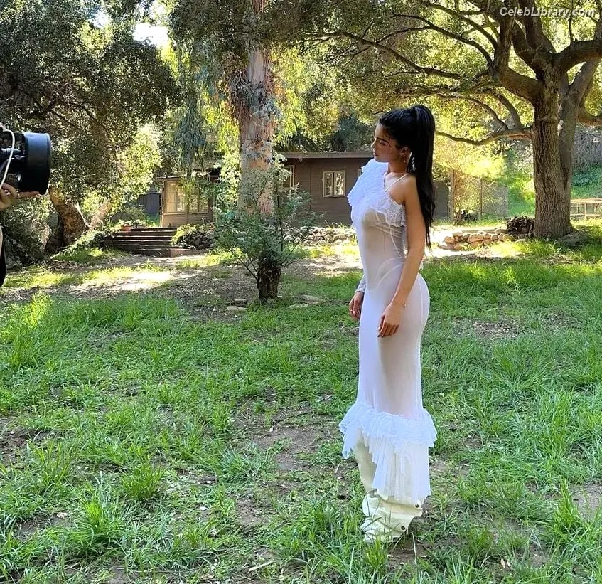 Kylie Jenner photo 20 of 4070