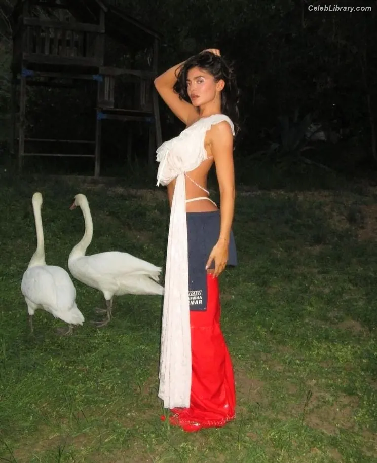 Kylie Jenner photo 21 of 4070