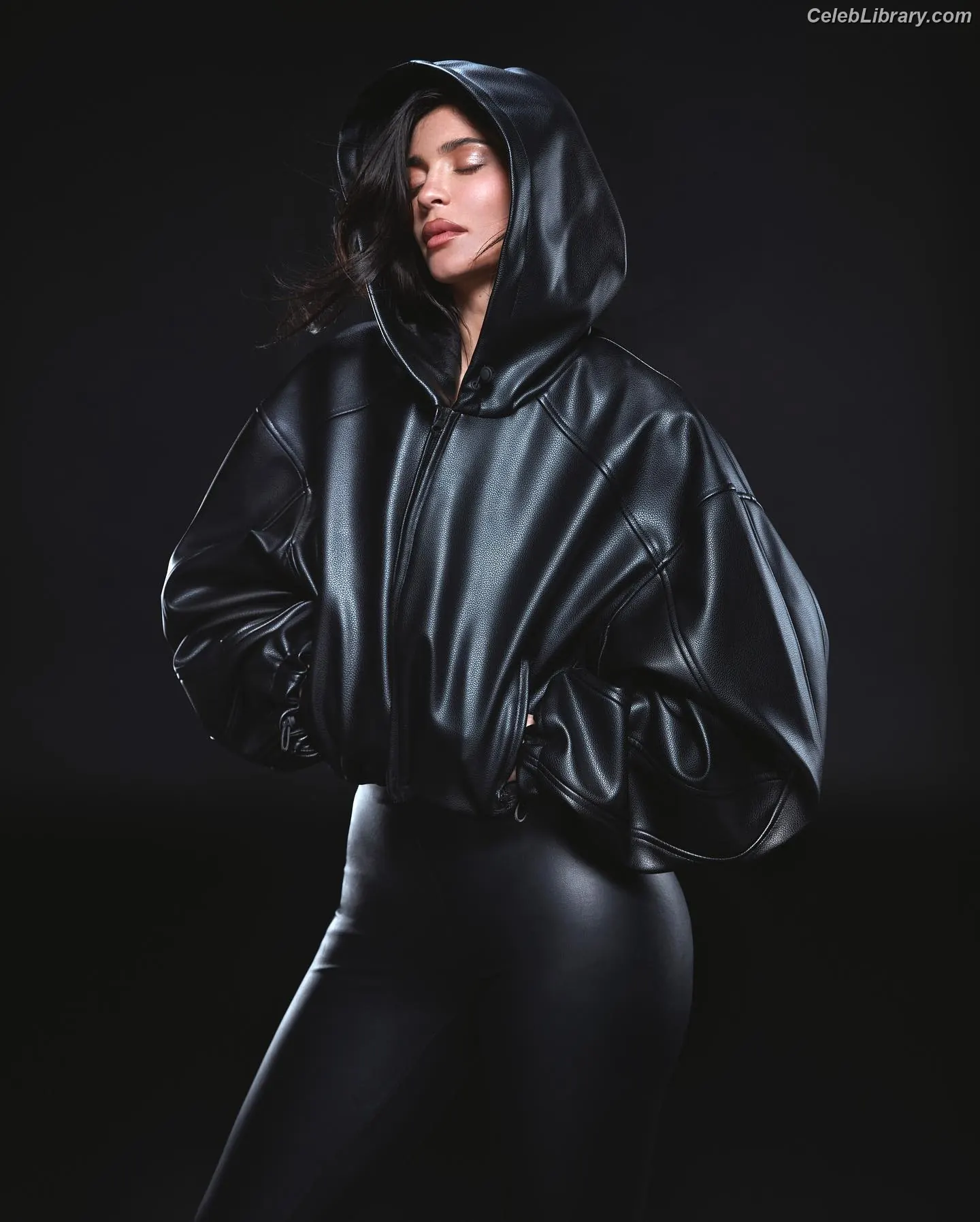 Kylie Jenner photo 2 of 4070