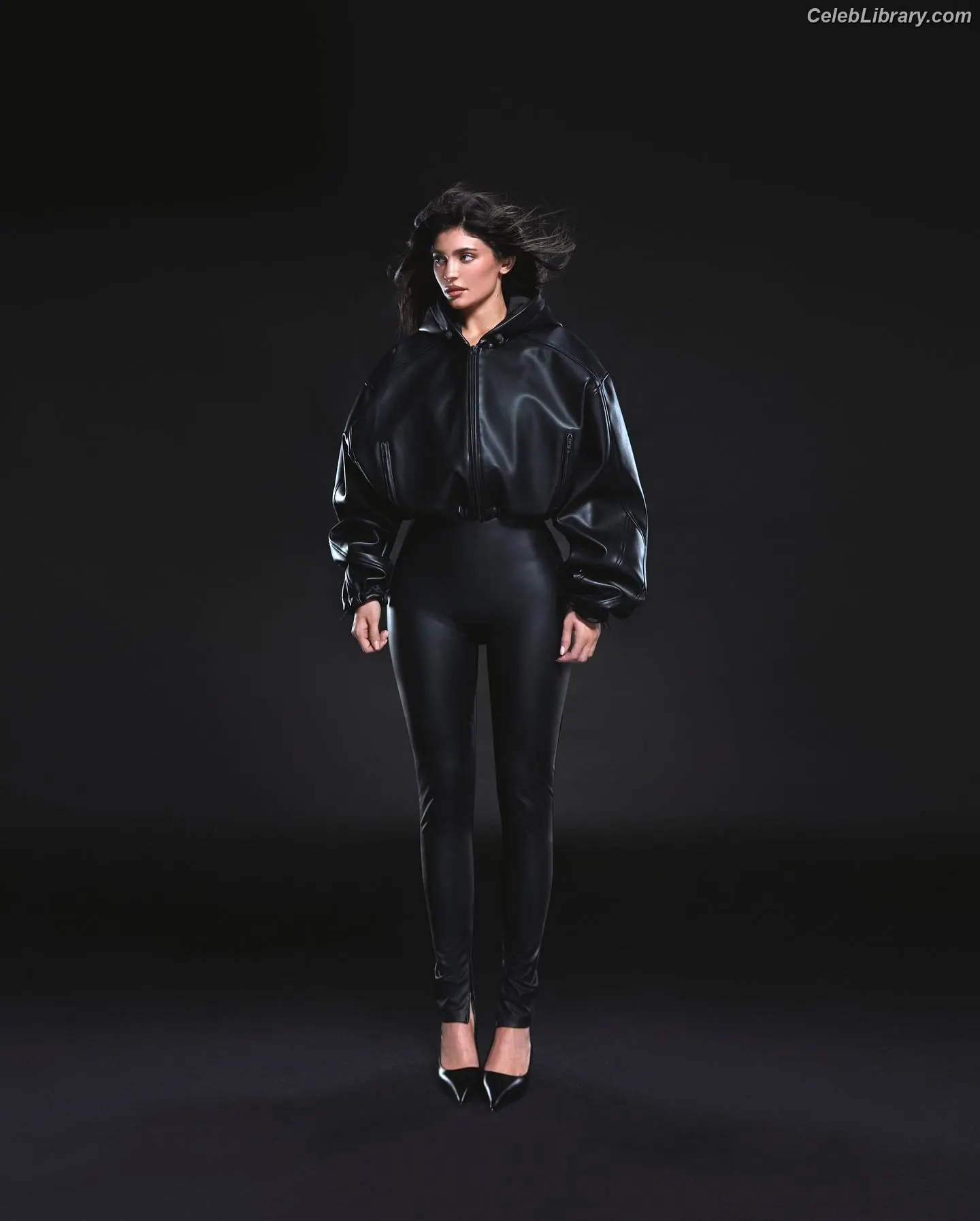 Kylie Jenner photo 3 of 4070