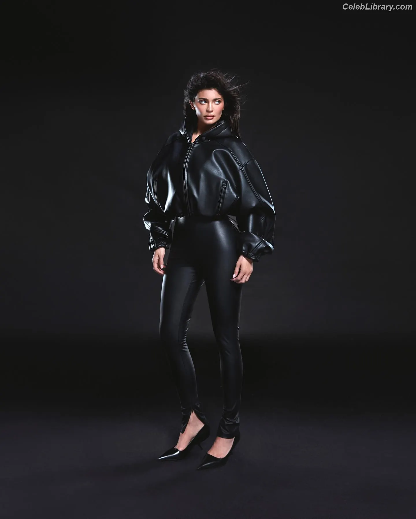 Kylie Jenner photo 4 of 4070