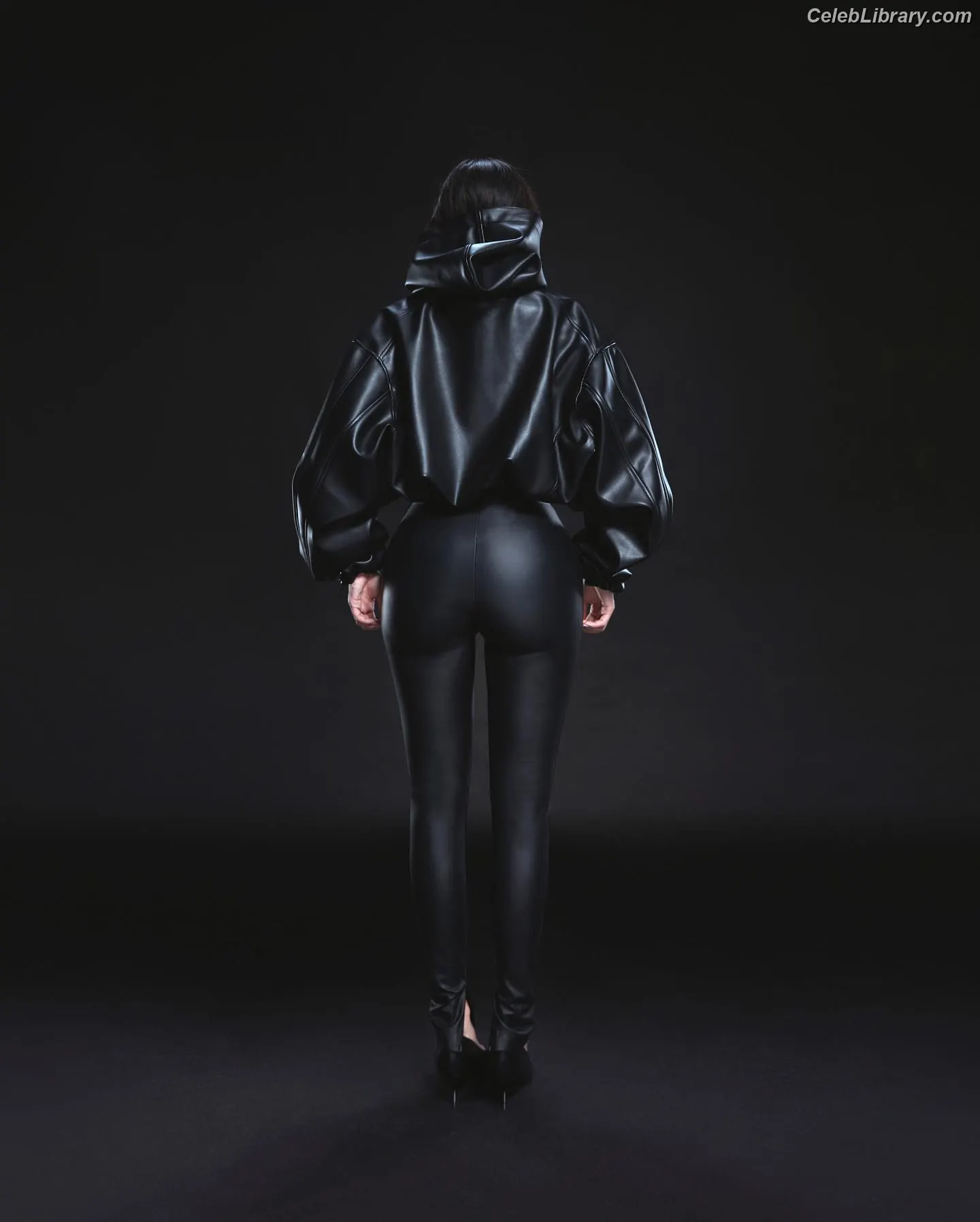 Kylie Jenner photo 6 of 4070