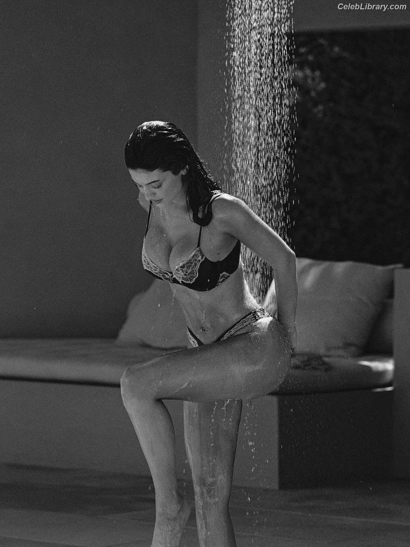 Kylie Jenner photo 18 of 4070