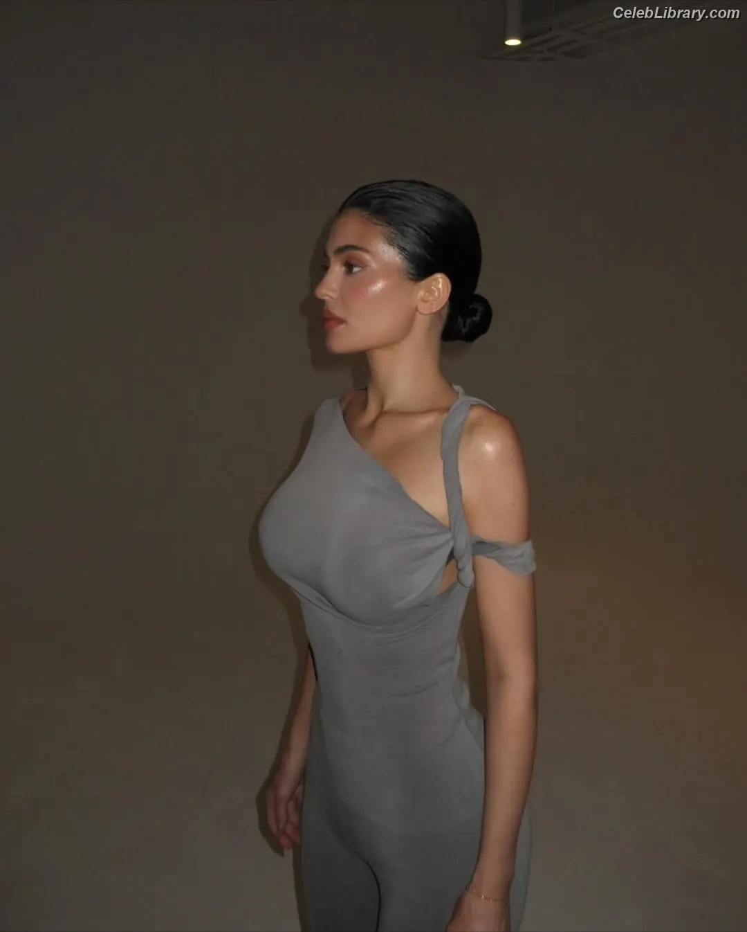 Kylie Jenner photo 17 of 4070