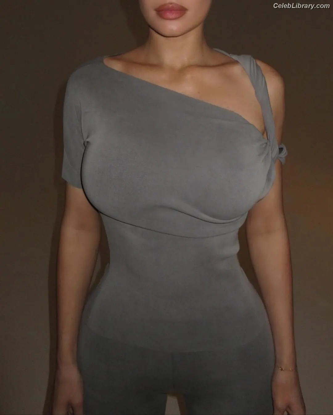 Kylie Jenner photo 18 of 4070
