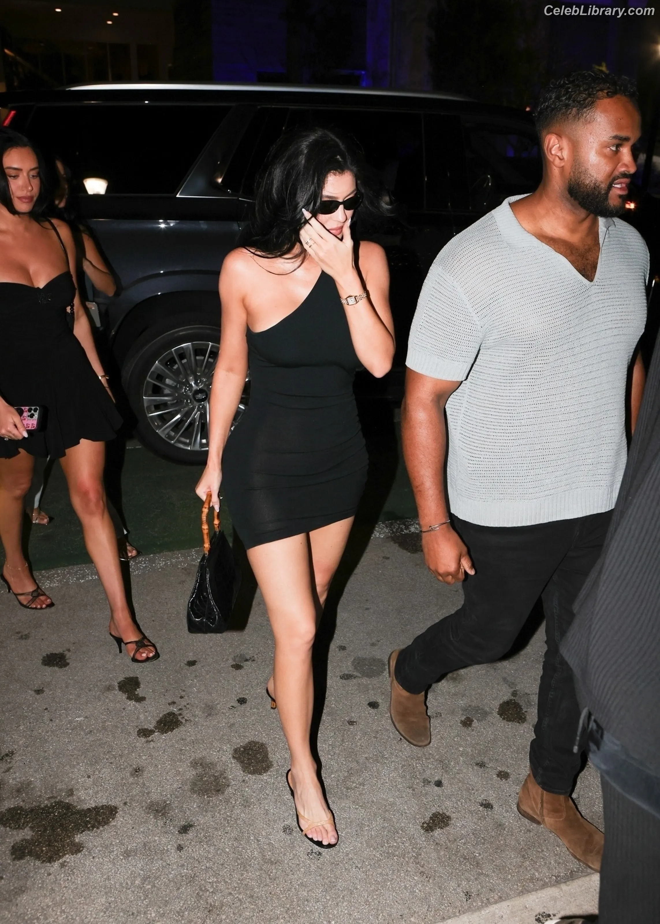 Kylie Jenner photo 4 of 4070