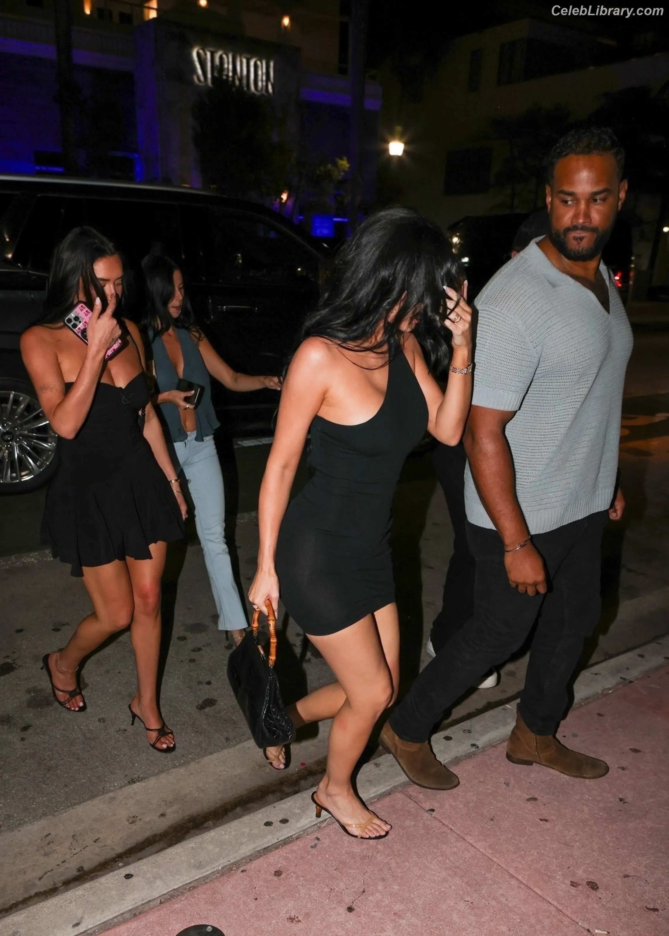 Kylie Jenner photo 19 of 4070